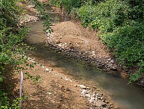 Restauration : diversifier les écoulements en ajoutant des banquettes sédimentaires - Agrandir l'image (fenêtre modale)